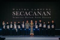 Ketua Dekranasda Provinsi Lampung foto bersama jajaran para perajin dan desainer dalam peluncuran mahakarya Sencacanan Wastra Lampung pada ajang Lampung International Fashion Movement (LIFMove) 2026 di Hotel Radisson, Bandar Lampung, Rabu (22/7/2026)
