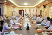 Sekdaprov Lampung memimpin Rapat Evaluasi Retribusi Daerah Semester I Tahun 2026 di Ruang Rapat Sakai Sambayan, Kantor Gubernur Lampung, Rabu (22/7/2026)