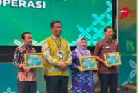 Foto Kepala Subdirektorat Pengabdian Dosen UMY, Dr. drg. Laelia Dwi Anggraini, Sp.KGA., mewakili DRP UMY menerima penghargaan dari Dinkop UKM DIY yang diberikan langsung oleh Kepala Dinkop UKM DIY, Agus Mulyono, S.P., M.T