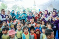 Ketua TP PKK Provinsi Lampung Purnama Wulan Mirza meninjau kegiatan Pemberian Gizi Tambahan bagi balita bersama kader Posyandu dan tenaga kesehatan.