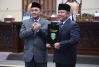 Gubernur Sumsel dan Ketua DPRD Sumsel menunjukkan dokumen usai menandatangani persetujuan Raperda Pertanggungjawaban APBD TA 2025 pada Rapat Paripurna XXXVII DPRD Sumsel di Palembang