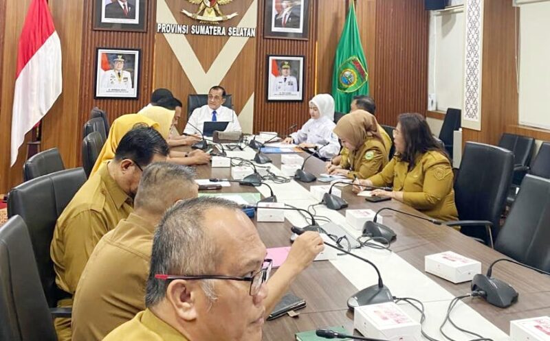 Sekretaris Daerah Provinsi Sumatera Selatan Edward Candra memimpin rapat bersama jajaran perangkat daerah dan Tim Penilai Askompsi Digital Leadership Government Award (ADLGA) 2026 di Ruang Rapat Sekretariat Daerah Provinsi Sumsel, Palembang