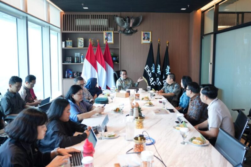 Menteri Ekonomi Kreatif/Kepala Badan Ekonomi Kreatif Berbincang dengan jajaran Indonesia Design District (IDD) saat audiensi di Jakarta