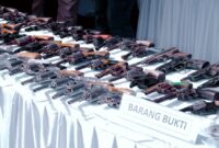 puluhan senjata api rakitan hasil penyerahan sukarela dari masyarakat dipajang saat kegiatan pemusnahan barang bukti di Gedung Serbaguna Presisi Polda Lampung, Bandar Lampung