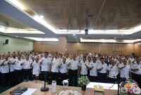 Wali Kota Bekasi foto bersama seluruh peserta sosialisasi penguatan disiplin ASN di Aula Nonon Sonthanie BKPSDM Kota Bekasi