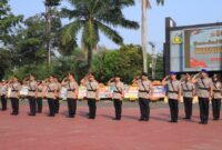 Para perwira yang melaksanakan serah terima jabatan memberikan penghormatan dalam Upacara Sertijab Pejabat Utama serta Kapolres Cilegon dan Lebak di Lapangan Apel Polda Banten, Serang