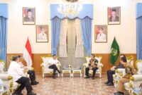 Gubernur Banten berbincang dengan General Manager (GM) PLN UID Banten beserta jajaran saat pertemuan di Gedung Negara Provinsi Banten, Kota Serang