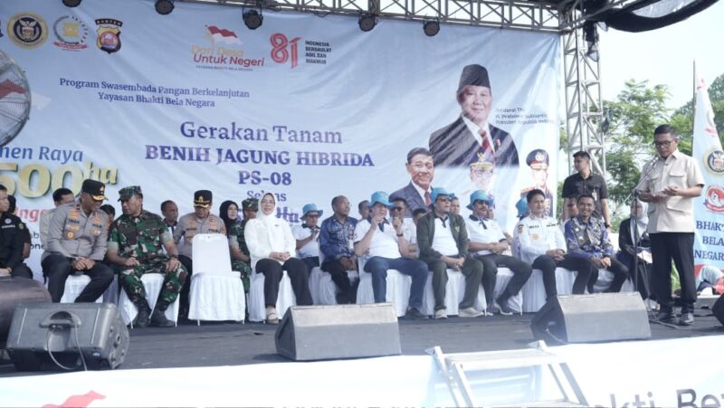 Wakapolda Banten Brigjen Pol. Iwan Saktiadi menghadiri Panen Raya Padi PS-08 dan Gerakan Tanam Jagung Hibrida PS-08 di Desa Sukarame, Kecamatan Carita, Kabupaten Pandeglang
