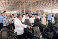 Wakil Presiden RI didampingi Wakil Gubernur Banten, Bupati Tangerang, dan jajaran PT Elesun meninjau proses produksi sepeda motor listrik Tangkas di fasilitas manufaktur Kawasan Industri Cidurian, Balaraja, Kabupaten Tangerang, Kamis (30/7/2026)