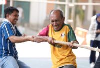 Lomba Tarik Tambang dalam rangkaian semarak HUT ke-81 RI di UMY yang diikuti oleh civitas academica UMY