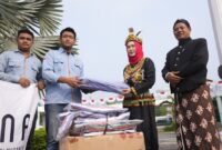 Warek bidang Sumber Daya UMY didampingi Sekretaris Senat Universitas menyerahkan bantuan selimut, terpal, dan family kit kepada tim PENA UMY untuk diserahkan kepada tim KKN UMY dan warga terdampak bencana gempa NTT