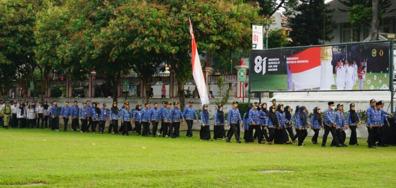Hasto Serukan Gotong Royong dan Cinta Produk Lokal dalam Upacara HUT ke-81 RI
