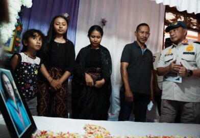 Mendagri Tito Datangi Warga Terdampak Gempa Maumere, Salurkan Tali Asih kepada Ahli Waris