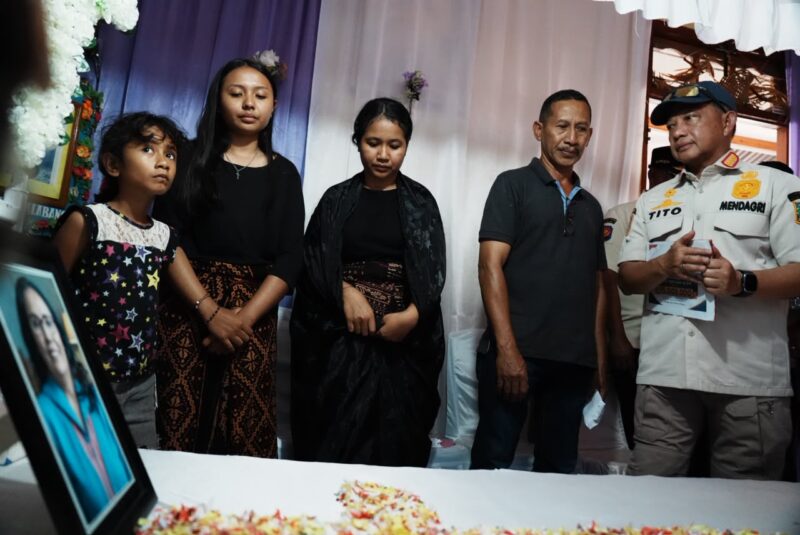 Mendagri Tito Datangi Warga Terdampak Gempa Maumere, Salurkan Tali Asih kepada Ahli Waris