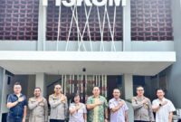 Irjen Pol Dr. Susilo Teguh R, M.Si, bersama Kombes Pol Dr. Pranatal, S.I.K, M.Si, beserta tim, Dekan Fakultas Ilmu Sosial dan Komunikasi UKSW, Dr. Ir. Sri Suwartiningsih, M.Si dan Wakil Dekan Fiskom Sampoerno, S.Pd, M.Si