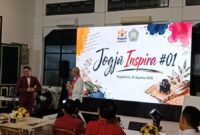 Ova Emilia (Rektor UGM) membaca salah satu puisi karya Anggito Abimanyu