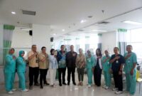 CMO Primaya Hospital Group, dr. Esther Ramono, Dr. dr. Meizar Rizaldi, M.Ked.Klin., MM., MBA., FISQua, Direktur Primaya Hospital Bekasi Timur berfoto bersama tim dokter dan perawat di hemodialisa center Primaya Hospital Bekasi Timur
