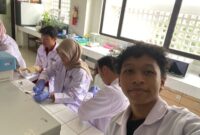 PENELITIAN-Hasan Rabbani (depan) dari Fakultas Matematika dan Ilmu Pengetahuan Alam sebagai Ketua bersama Tim SPECTRA, saat melakukan Penelitian. (Foto Ist).