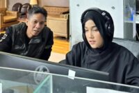 Mahasiswa Ilmu Komunikasi Unsera Nasywa A.Huda sedang magang di studio Tvone