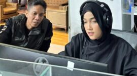 Mahasiswa Ilmu Komunikasi Unsera Nasywa A.Huda sedang magang di studio Tvone