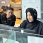 Mahasiswa Ilmu Komunikasi Unsera Nasywa A.Huda sedang magang di studio Tvone