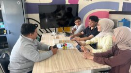 Foto tim PKM-KC UMY D-Sense saat melakukan pengujian prototipe D-Sense kepada peserta Down Syndrom  