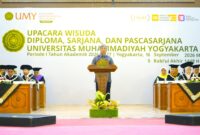 Foto Kepala LLDIKTI Wilayah V, menyampaikan sambutan dalam prosesi wisuda UMY Periode I TA 2026/2027
