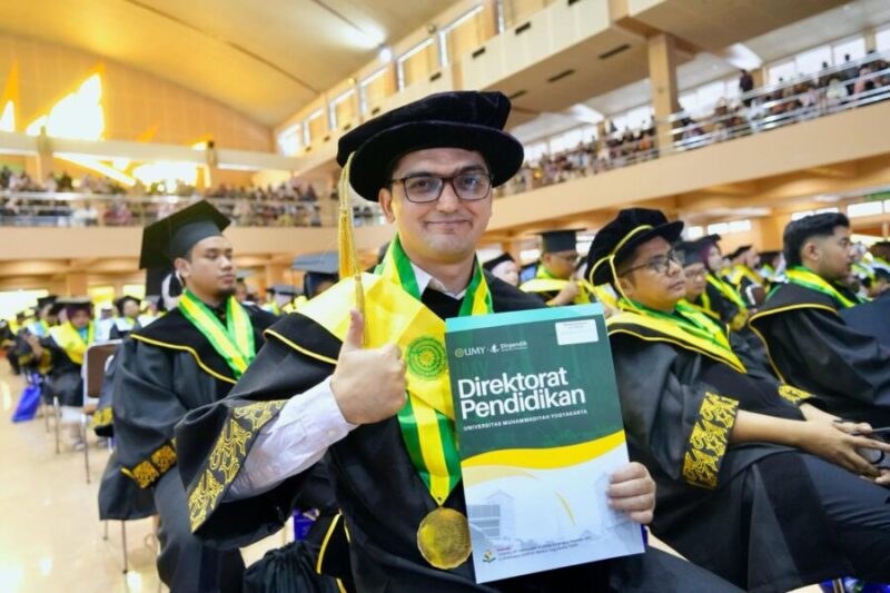 Foto mahasiswa asing UMY asal Pakistan yang meraih penghargaan sebagai wisudawan dengan publikasi terbaik pada Wisuda Periode I TA 2026/2027  