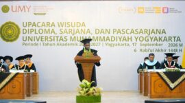 Foto wisudawan UMY asal Papua, Yongki Sostenes Yesyan saat memberikan sambutan kesan pesan selama menjalani studi di UMY pada  Wisuda Periode I Tahun Akademik 2026/2027, Kamis (17/9/2026)