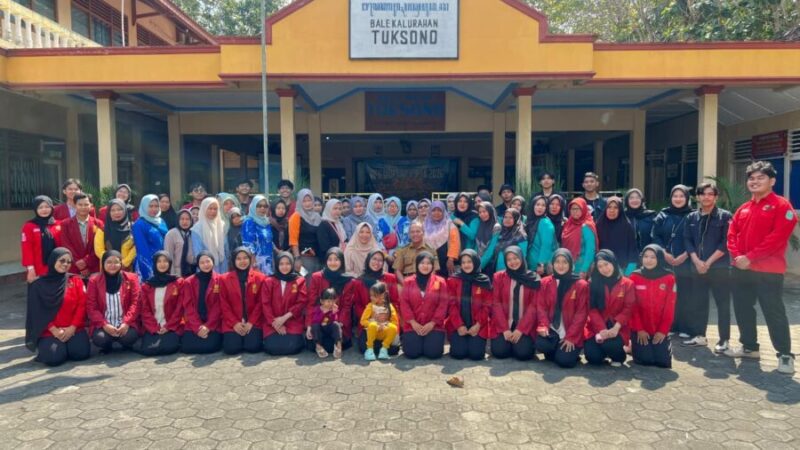 Foto tim PPK Ormawa HIMFA UMY melakukan observasi ke warga Tuksono