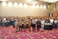 Gubernur Lampung Rahmat Mirzani Djausal berfoto bersama jajaran Pembina Samsat serta peserta usai membuka Rapat Koordinasi Daerah (Rakorda)