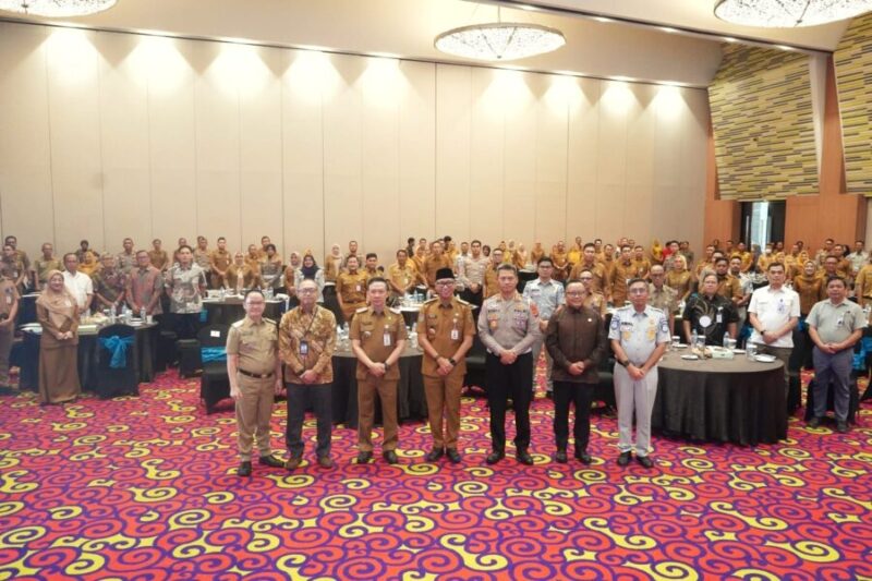 Gubernur Lampung Rahmat Mirzani Djausal berfoto bersama jajaran Pembina Samsat serta peserta usai membuka Rapat Koordinasi Daerah (Rakorda)