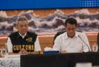 Wakil Menteri Keuangan dan Menteri Pertanian menghadiri konferensi pers pengungkapan kasus impor beras dan garam ilegal di Kantor Pusat DJBC, Jakarta
