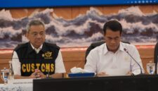 Wakil Menteri Keuangan dan Menteri Pertanian menghadiri konferensi pers pengungkapan kasus impor beras dan garam ilegal di Kantor Pusat DJBC, Jakarta