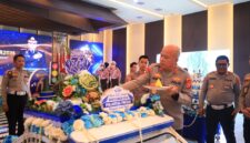 Kapolda Banten Irjen Pol Hengki memotong nasi tumpeng saat puncak Syukuran Hari Lalu Lintas Bhayangkara ke-71 di Aula Gawe Kita Baluwarti, Serang