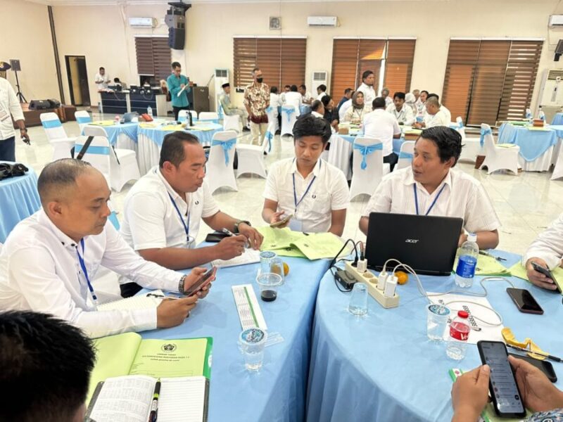 Peserta Uji Kompetensi Wartawan (UKW) PWI Provinsi Banten Angkatan ke-28 berfokus menyelesaikan tugas dan materi jurnalistik di hadapan penguji di Aula Serba Guna Polda Banten, Serang