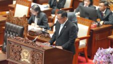 Menteri Dalam Negeri Tito Karnavian menyampaikan pandangan pemerintah atas 15 RUU tentang Kabupaten/Kota dalam Rapat Paripurna DPR RI di Jakarta, Selasa (22/9/2026).