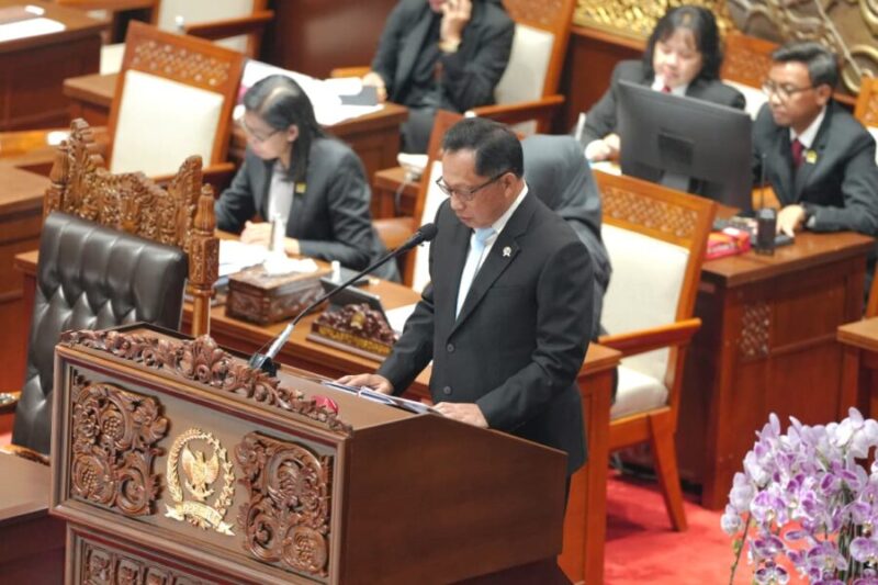 Menteri Dalam Negeri Tito Karnavian menyampaikan pandangan pemerintah atas 15 RUU tentang Kabupaten/Kota dalam Rapat Paripurna DPR RI di Jakarta, Selasa (22/9/2026).
