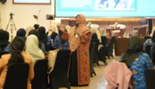 Ketua TP PKK Kabupaten Bandung Emma Dety Permanawati menyampaikan paparan saat menjadi narasumber dalam Ladies Program KORPRI Kabupaten Bandung di Hotel Grand Sunshine