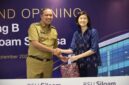 Penyerahan cenderamata dari CEO Siloam Hospitals Group Caroline Rady kepada Wali Kota Bekasi Tri Adhianto pada peresmian Gedung B RS Siloam Sentosa