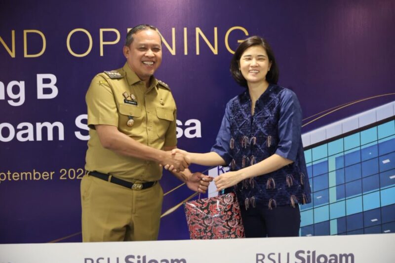 Penyerahan cenderamata dari CEO Siloam Hospitals Group Caroline Rady kepada Wali Kota Bekasi Tri Adhianto pada peresmian Gedung B RS Siloam Sentosa