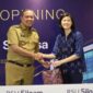 Penyerahan cenderamata dari CEO Siloam Hospitals Group Caroline Rady kepada Wali Kota Bekasi Tri Adhianto pada peresmian Gedung B RS Siloam Sentosa