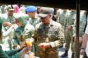 Panglima TNI Jenderal TNI Agus Subiyanto menerima minuman dari salah satu stan bazar yang dikelola persit dan keluarga besar TNI di Halaman Balai Pamungkas, Yogyakarta.