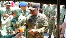 Panglima TNI Jenderal TNI Agus Subiyanto menerima minuman dari salah satu stan bazar yang dikelola persit dan keluarga besar TNI di Halaman Balai Pamungkas, Yogyakarta.
