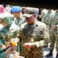 Panglima TNI Jenderal TNI Agus Subiyanto menerima minuman dari salah satu stan bazar yang dikelola persit dan keluarga besar TNI di Halaman Balai Pamungkas, Yogyakarta.