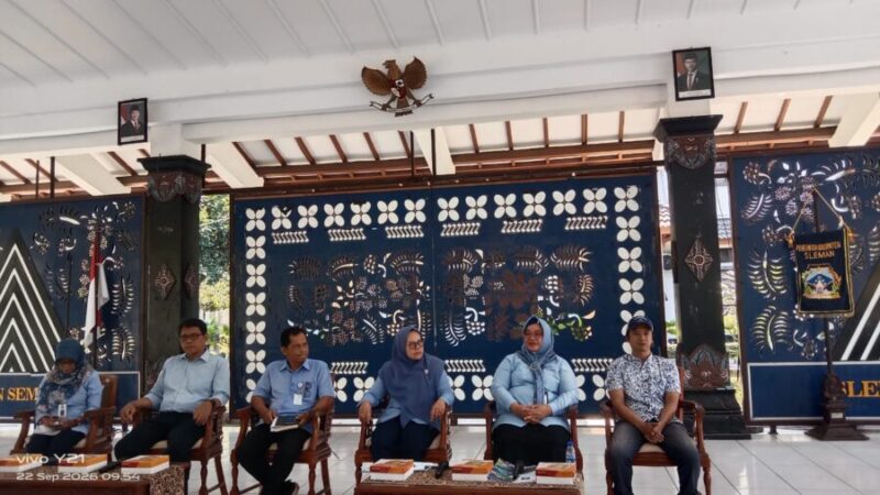 Suasana konferensi pers Sleman Creative Weeks 2026 di Pendopo Rumah Dinas Bupati Sleman, memperkenalkan rangkaian festival lintas disiplin seni dan budaya kepada awak media.