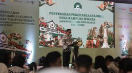 Gubernur DIY Sri Sultan Hamengku Buwono X menyampaikan sambutan dalam acara Penyerahan Penghargaan Lomba Desa/Kampung Wisata Daerah Istimewa Yogyakarta Tahun 2026.