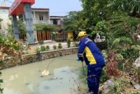 Tim Dinas Lingkungan Hidup (DLH) Kota Bekasi melakukan pemeriksaan lapangan ke lokasi usaha restoran serta pengambilan sampel air permukaan di Sungai Kali Abang 2, Perwira Sari, Kecamatan Bekasi Utara, terkait pengelolaan air limbah domestik. (Foto: Diskominfostandi)