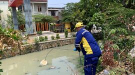 Tim Dinas Lingkungan Hidup (DLH) Kota Bekasi melakukan pemeriksaan lapangan ke lokasi usaha restoran serta pengambilan sampel air permukaan di Sungai Kali Abang 2, Perwira Sari, Kecamatan Bekasi Utara, terkait pengelolaan air limbah domestik. (Foto: Diskominfostandi)