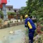 Tim Dinas Lingkungan Hidup (DLH) Kota Bekasi melakukan pemeriksaan lapangan ke lokasi usaha restoran serta pengambilan sampel air permukaan di Sungai Kali Abang 2, Perwira Sari, Kecamatan Bekasi Utara, terkait pengelolaan air limbah domestik. (Foto: Diskominfostandi)